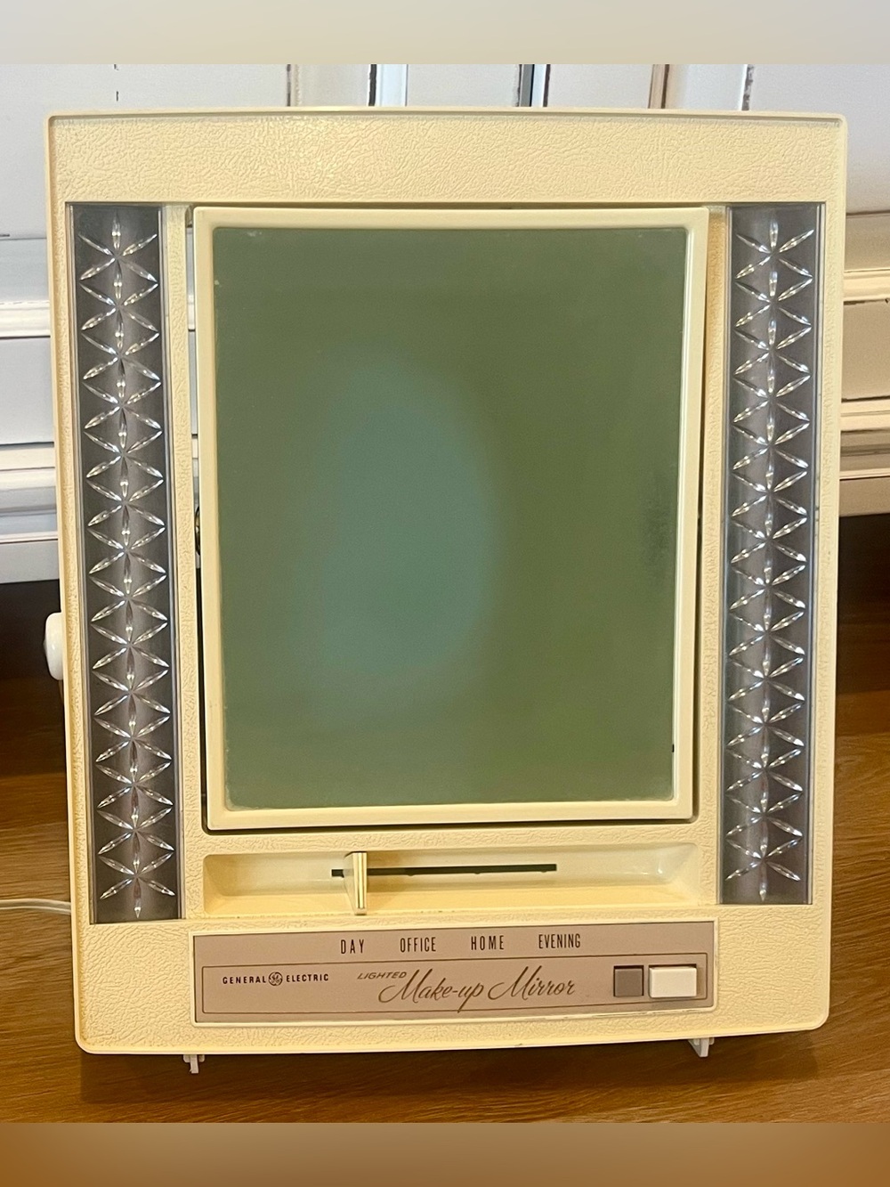 Vintage GE lighted makeup mirror